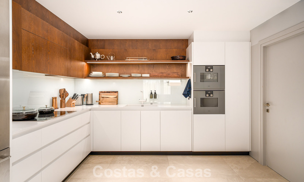 Indrukwekkende luxevilla met moderne minimalistische architectuur te koop in de heuvels van Oost-Marbella 801139