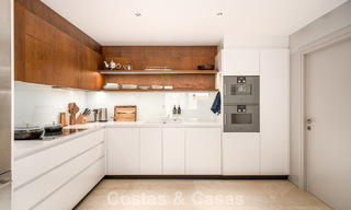 Indrukwekkende luxevilla met moderne minimalistische architectuur te koop in de heuvels van Oost-Marbella 801139 