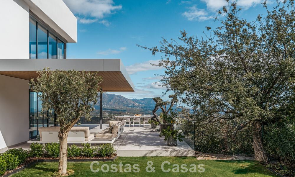 Indrukwekkende luxevilla met moderne minimalistische architectuur te koop in de heuvels van Oost-Marbella 801151