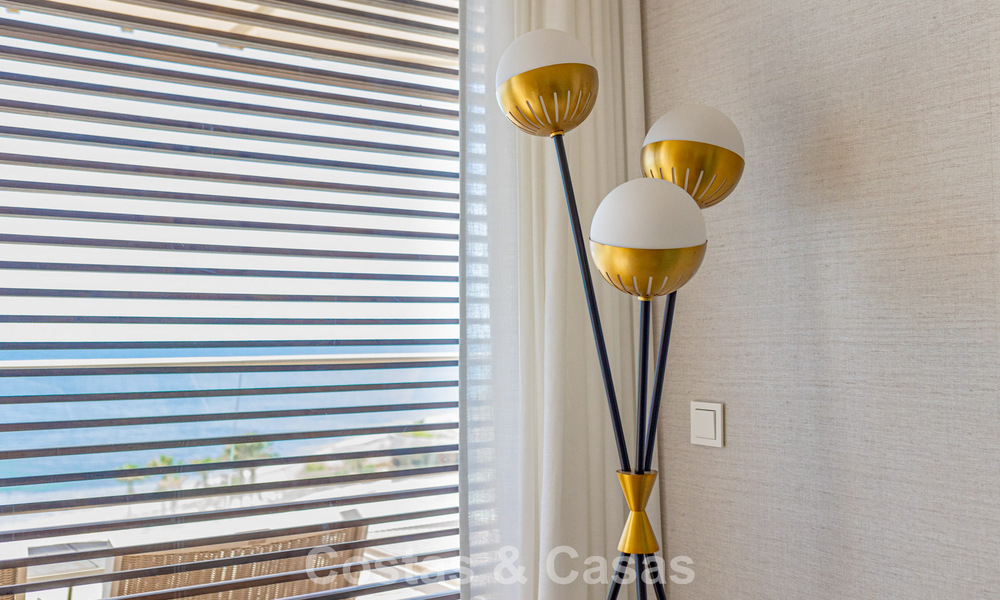 Exclusief penthouse met schitterend open zeezicht te koop aan het strand in Estepona 801251