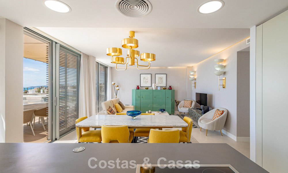 Exclusief penthouse met schitterend open zeezicht te koop aan het strand in Estepona 801258