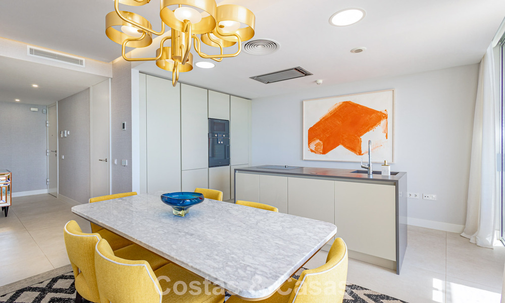 Exclusief penthouse met schitterend open zeezicht te koop aan het strand in Estepona 801262