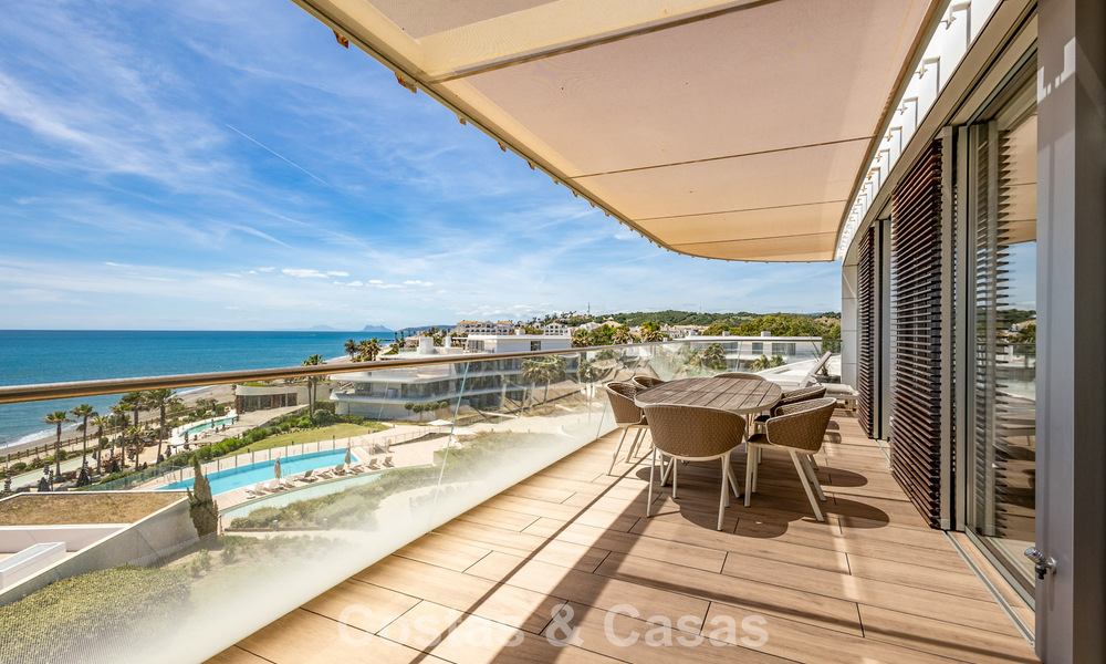 Exclusief penthouse met schitterend open zeezicht te koop aan het strand in Estepona 801264