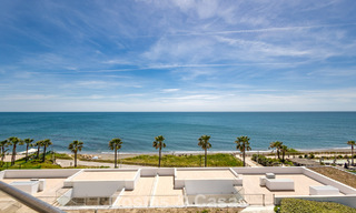 Exclusief penthouse met schitterend open zeezicht te koop aan het strand in Estepona 801268 