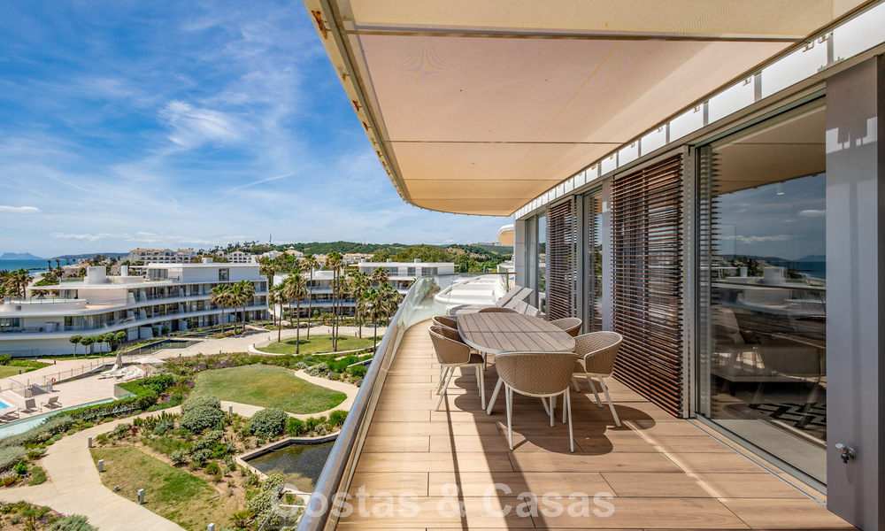 Exclusief penthouse met schitterend open zeezicht te koop aan het strand in Estepona 801269