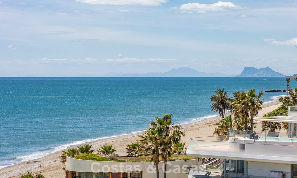 Exclusief penthouse met schitterend open zeezicht te koop aan het strand in Estepona 801270