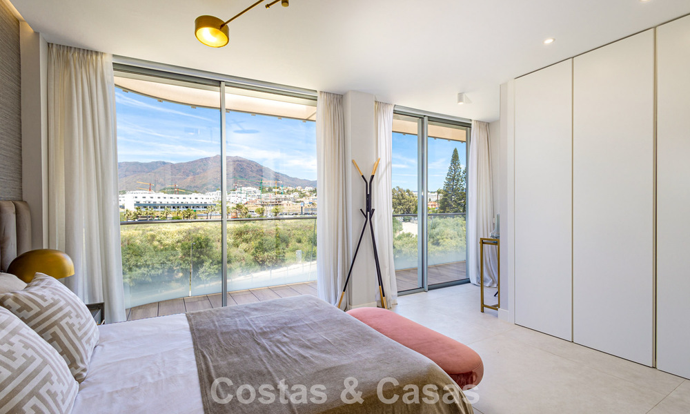 Exclusief penthouse met schitterend open zeezicht te koop aan het strand in Estepona 801274