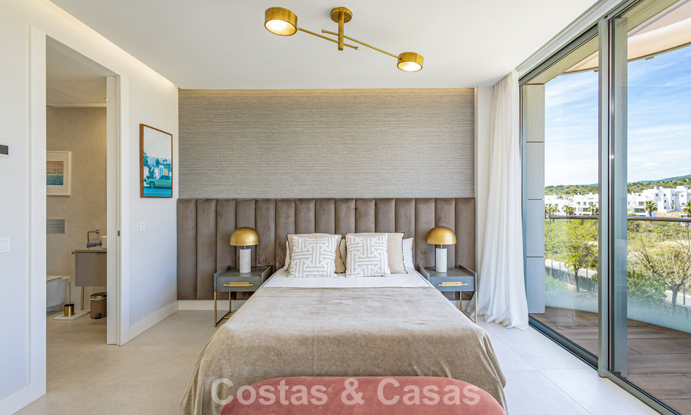 Exclusief penthouse met schitterend open zeezicht te koop aan het strand in Estepona 801275