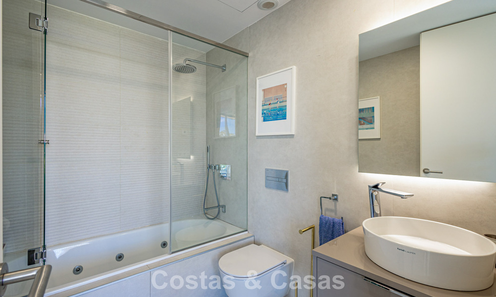 Exclusief penthouse met schitterend open zeezicht te koop aan het strand in Estepona 801276