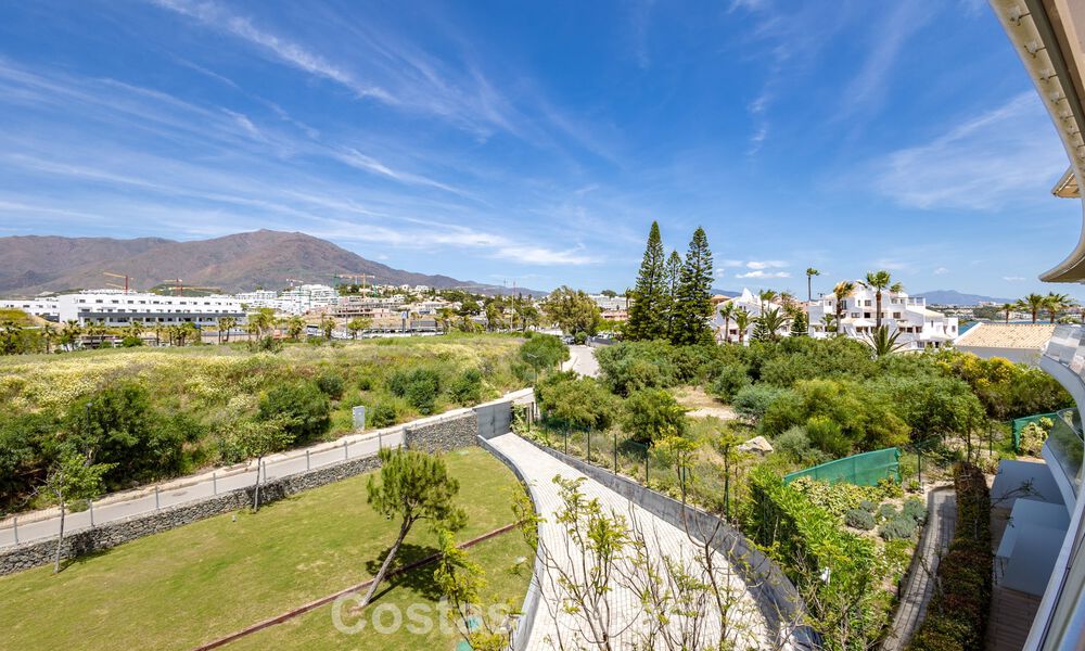 Exclusief penthouse met schitterend open zeezicht te koop aan het strand in Estepona 801278