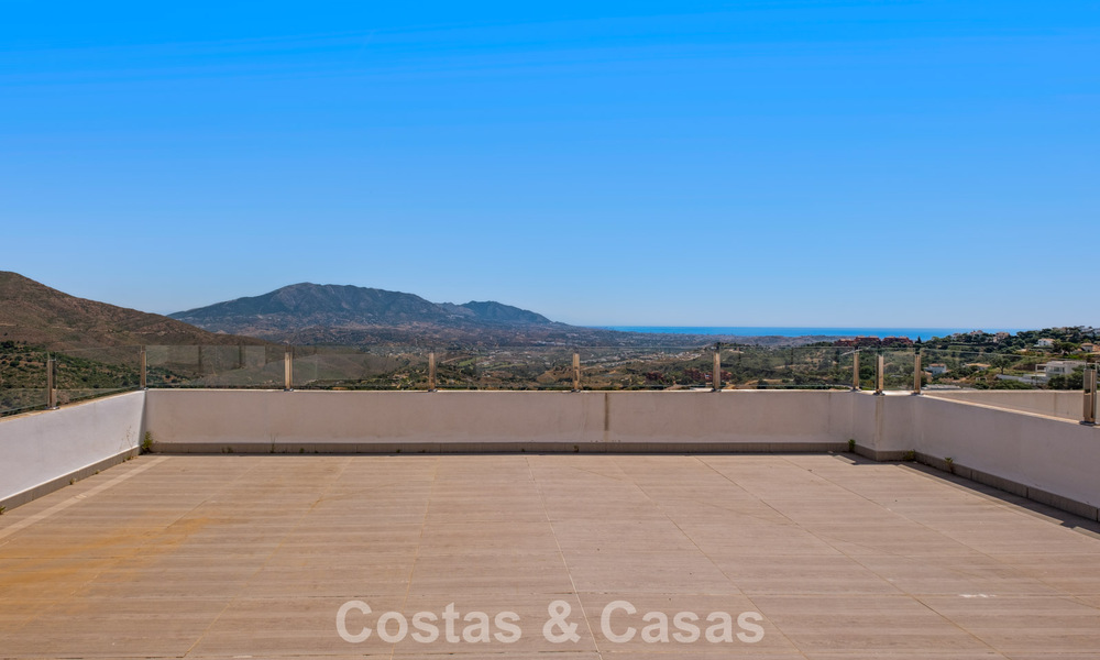 Hedendaagse luxevilla met strakke, moderne bouwstijl en adembenemend uitzicht te koop in Oost-Marbella 801162