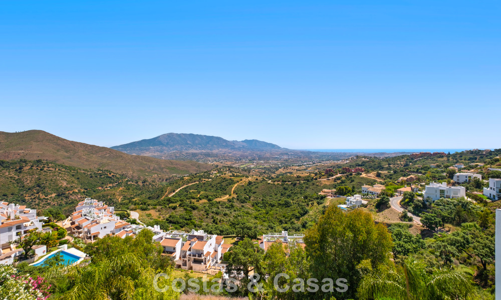 Hedendaagse luxevilla met strakke, moderne bouwstijl en adembenemend uitzicht te koop in Oost-Marbella 801164