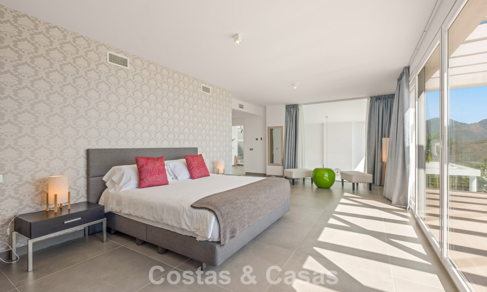 Hedendaagse luxevilla met strakke, moderne bouwstijl en adembenemend uitzicht te koop in Oost-Marbella 801170