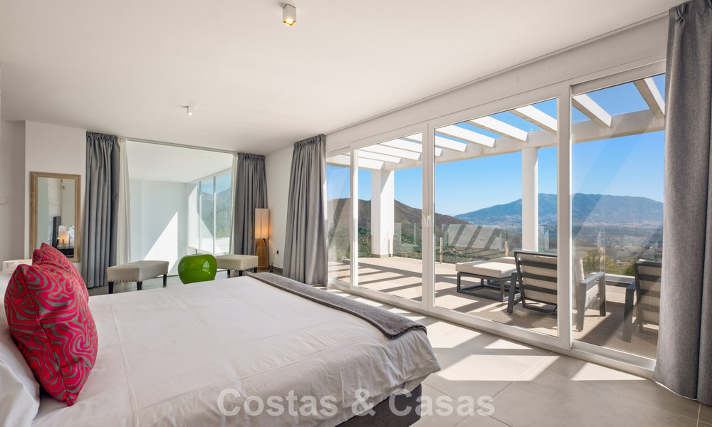 Hedendaagse luxevilla met strakke, moderne bouwstijl en adembenemend uitzicht te koop in Oost-Marbella 801171