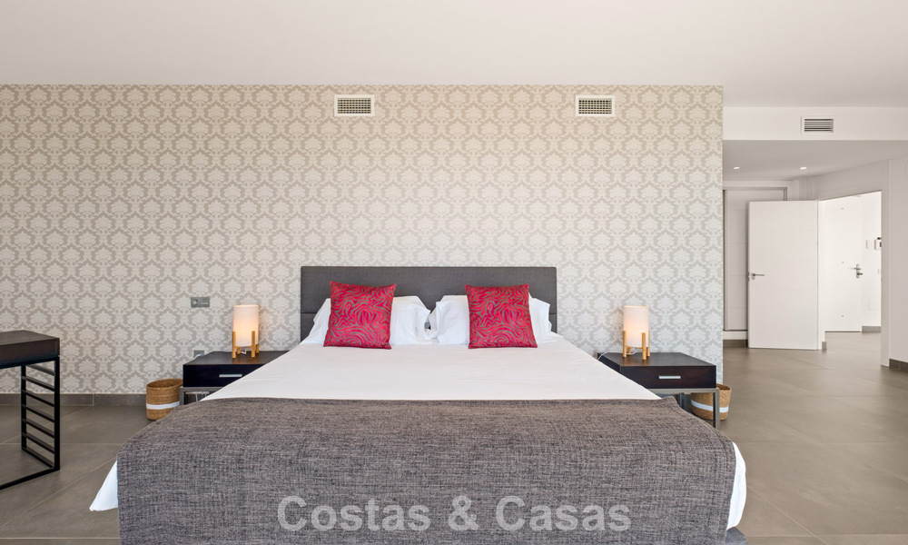 Hedendaagse luxevilla met strakke, moderne bouwstijl en adembenemend uitzicht te koop in Oost-Marbella 801172