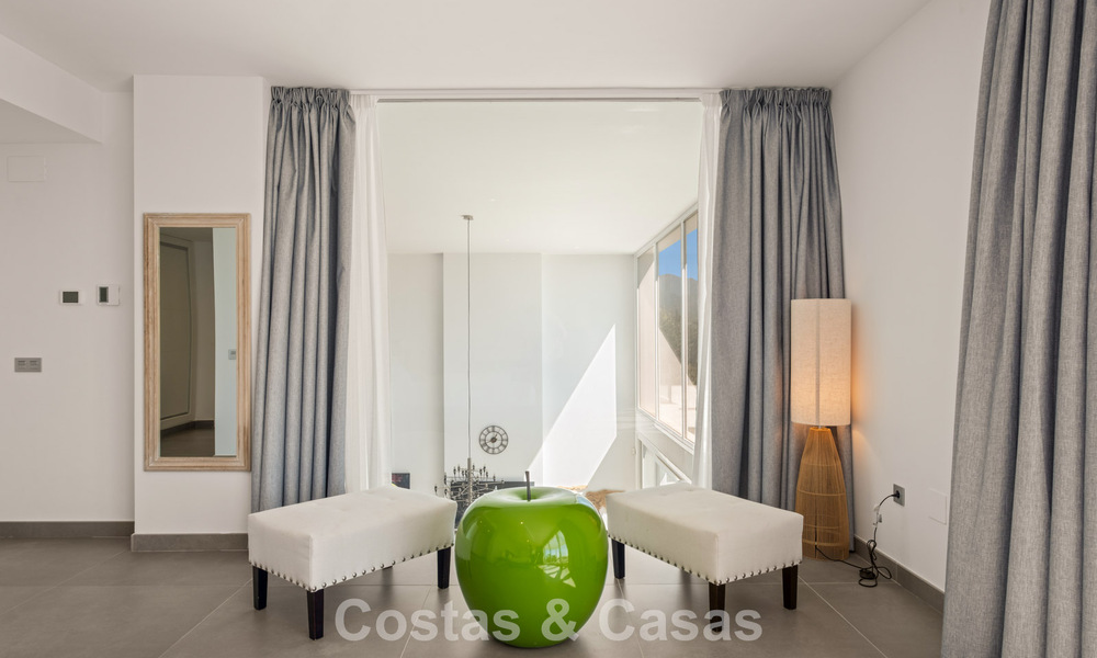 Hedendaagse luxevilla met strakke, moderne bouwstijl en adembenemend uitzicht te koop in Oost-Marbella 801173