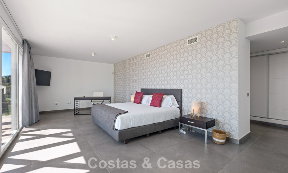 Hedendaagse luxevilla met strakke, moderne bouwstijl en adembenemend uitzicht te koop in Oost-Marbella 801174