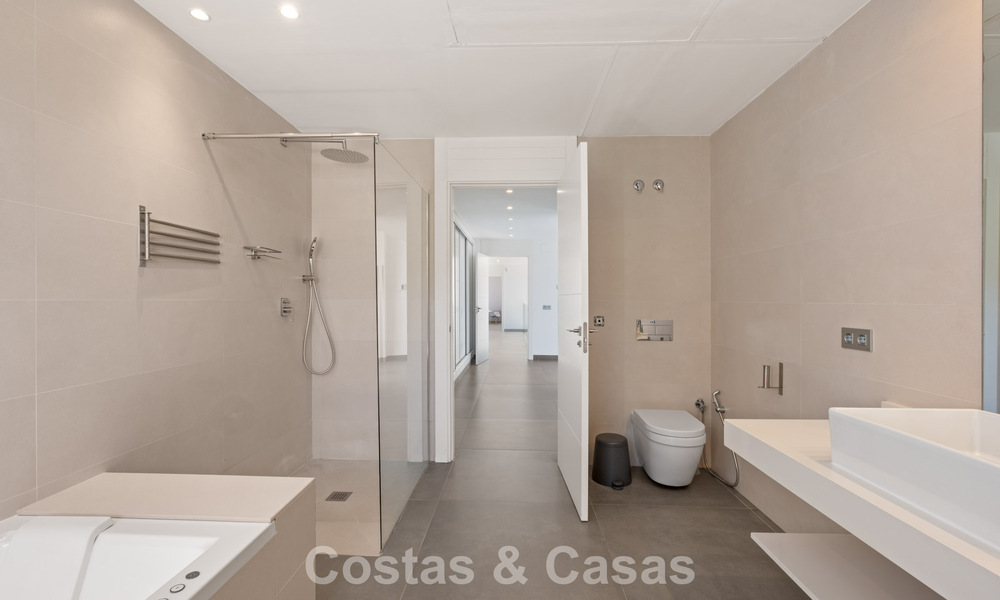 Hedendaagse luxevilla met strakke, moderne bouwstijl en adembenemend uitzicht te koop in Oost-Marbella 801178