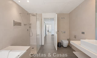 Hedendaagse luxevilla met strakke, moderne bouwstijl en adembenemend uitzicht te koop in Oost-Marbella 801178 