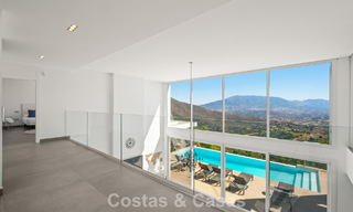 Hedendaagse luxevilla met strakke, moderne bouwstijl en adembenemend uitzicht te koop in Oost-Marbella 801179 