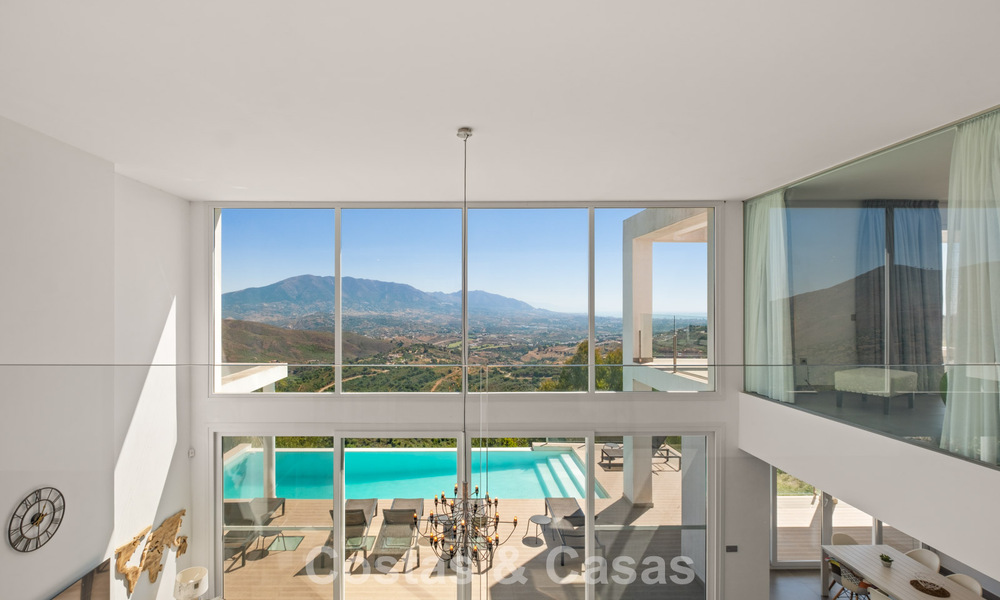 Hedendaagse luxevilla met strakke, moderne bouwstijl en adembenemend uitzicht te koop in Oost-Marbella 801180