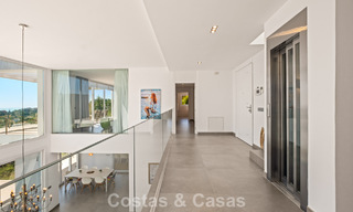 Hedendaagse luxevilla met strakke, moderne bouwstijl en adembenemend uitzicht te koop in Oost-Marbella 801182 