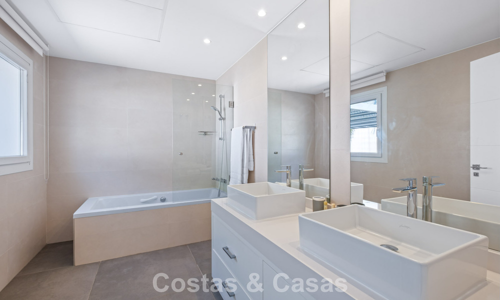 Hedendaagse luxevilla met strakke, moderne bouwstijl en adembenemend uitzicht te koop in Oost-Marbella 801184