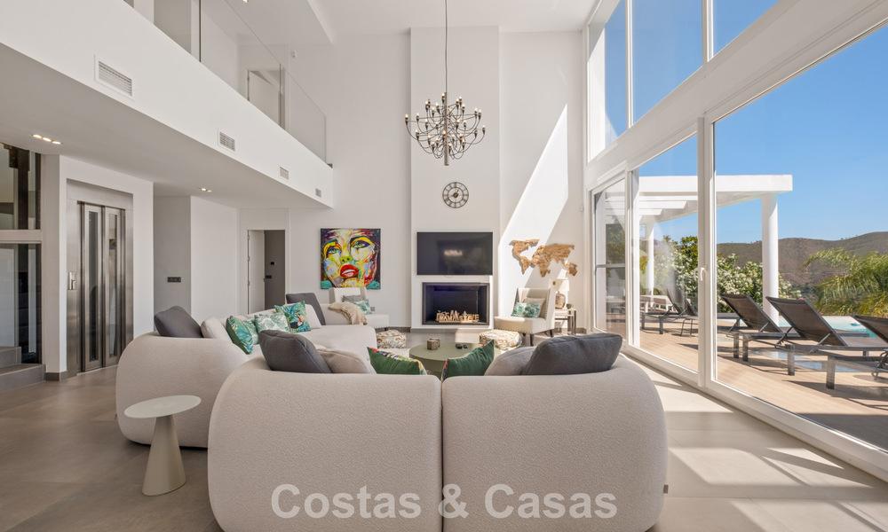 Hedendaagse luxevilla met strakke, moderne bouwstijl en adembenemend uitzicht te koop in Oost-Marbella 801189