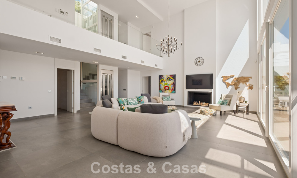 Hedendaagse luxevilla met strakke, moderne bouwstijl en adembenemend uitzicht te koop in Oost-Marbella 801190
