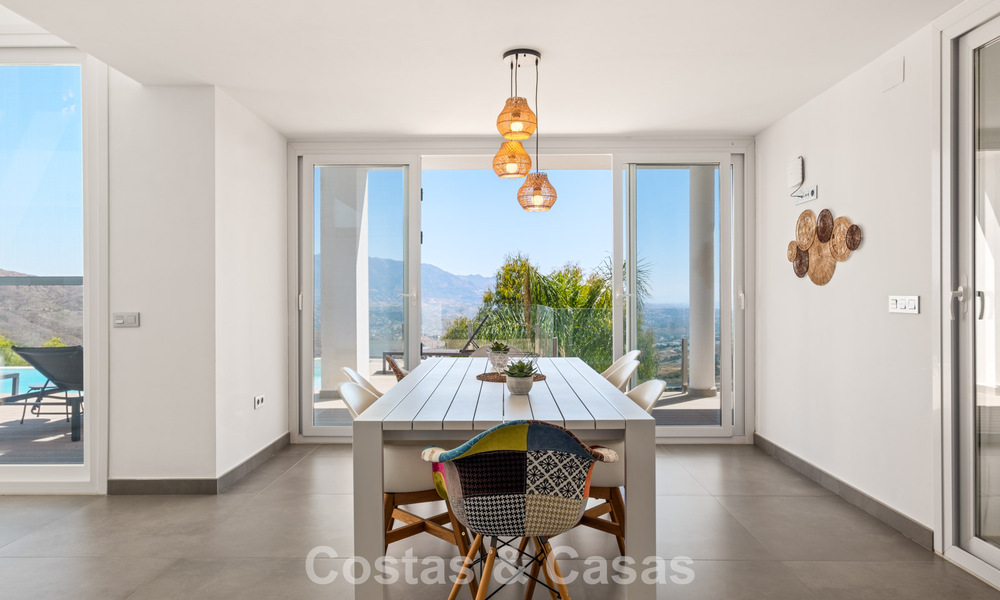 Hedendaagse luxevilla met strakke, moderne bouwstijl en adembenemend uitzicht te koop in Oost-Marbella 801194