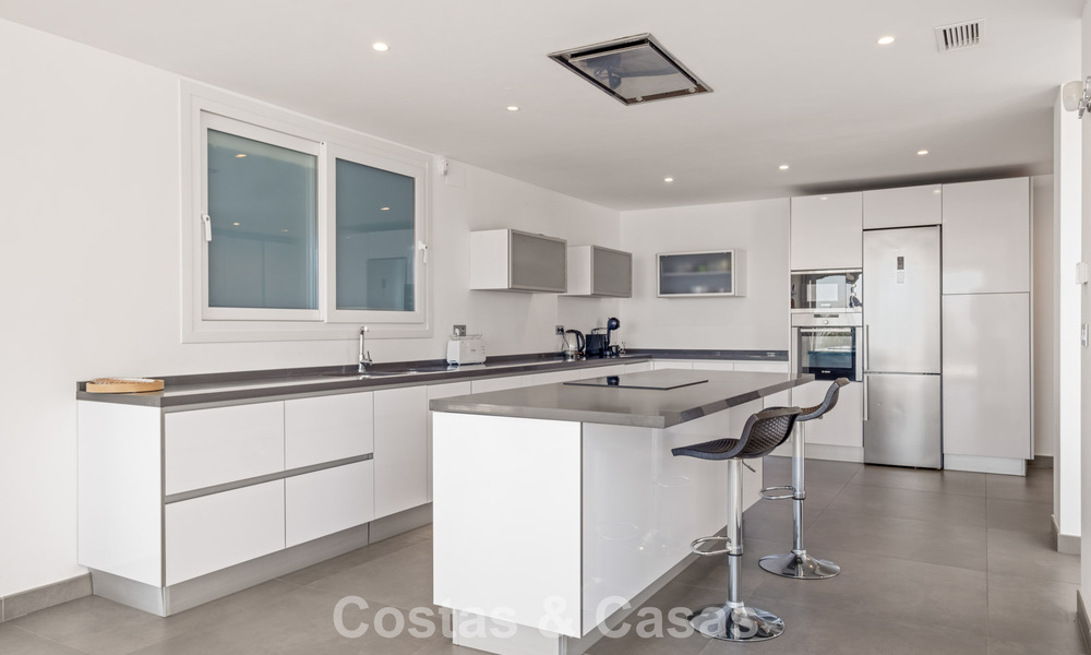 Hedendaagse luxevilla met strakke, moderne bouwstijl en adembenemend uitzicht te koop in Oost-Marbella 801195