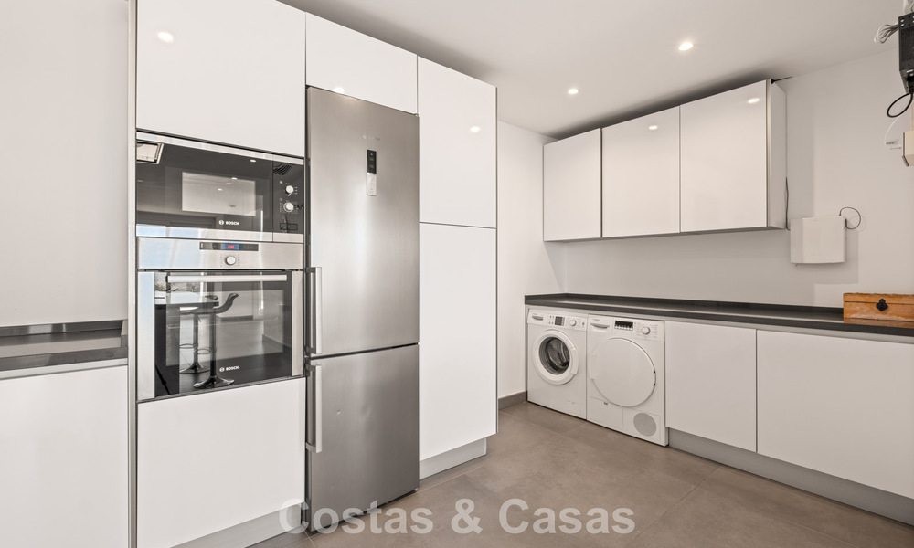 Hedendaagse luxevilla met strakke, moderne bouwstijl en adembenemend uitzicht te koop in Oost-Marbella 801197