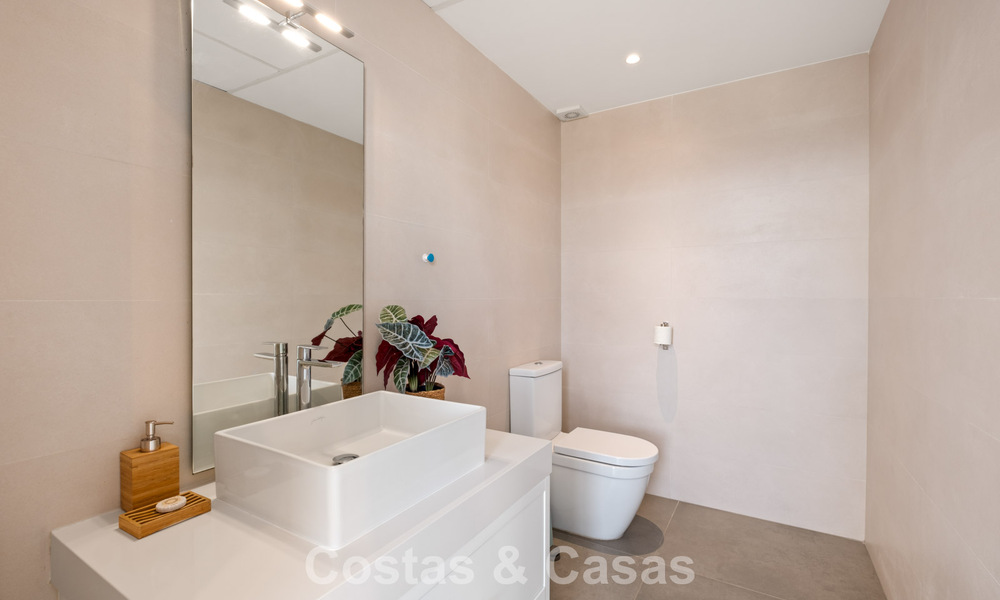 Hedendaagse luxevilla met strakke, moderne bouwstijl en adembenemend uitzicht te koop in Oost-Marbella 801199