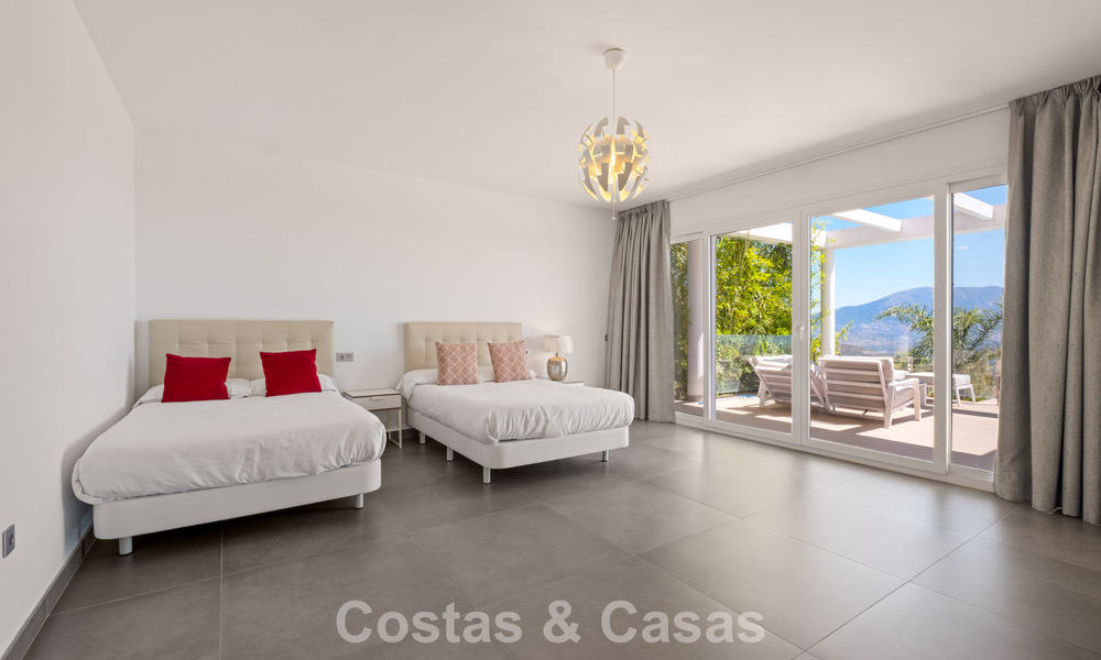 Hedendaagse luxevilla met strakke, moderne bouwstijl en adembenemend uitzicht te koop in Oost-Marbella 801200