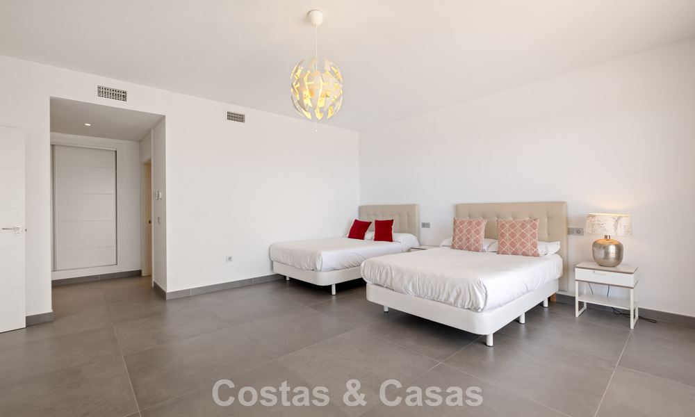 Hedendaagse luxevilla met strakke, moderne bouwstijl en adembenemend uitzicht te koop in Oost-Marbella 801201