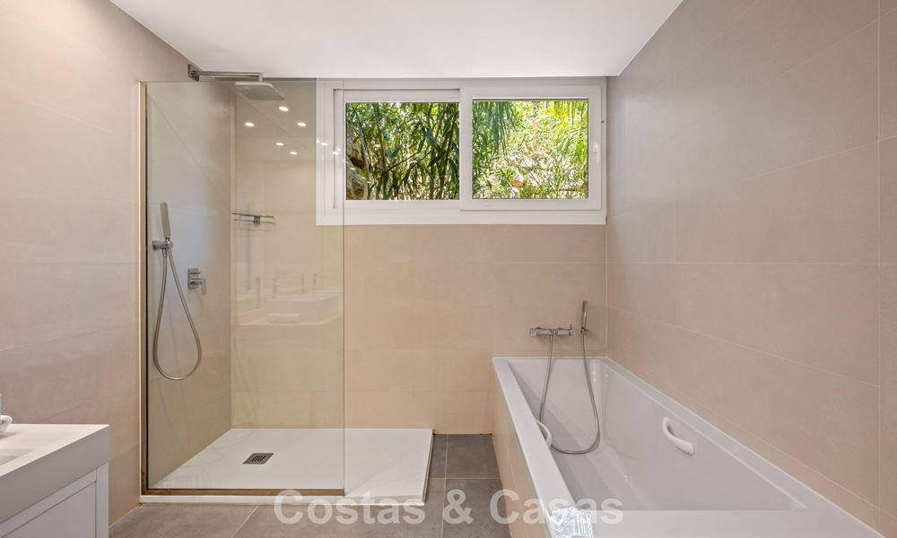 Hedendaagse luxevilla met strakke, moderne bouwstijl en adembenemend uitzicht te koop in Oost-Marbella 801203