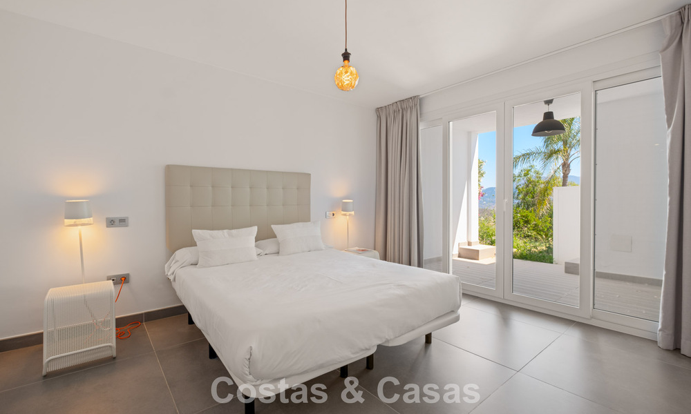 Hedendaagse luxevilla met strakke, moderne bouwstijl en adembenemend uitzicht te koop in Oost-Marbella 801208