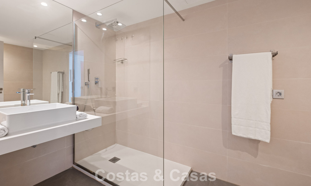 Hedendaagse luxevilla met strakke, moderne bouwstijl en adembenemend uitzicht te koop in Oost-Marbella 801209