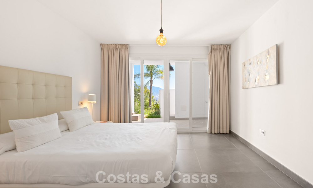Hedendaagse luxevilla met strakke, moderne bouwstijl en adembenemend uitzicht te koop in Oost-Marbella 801210