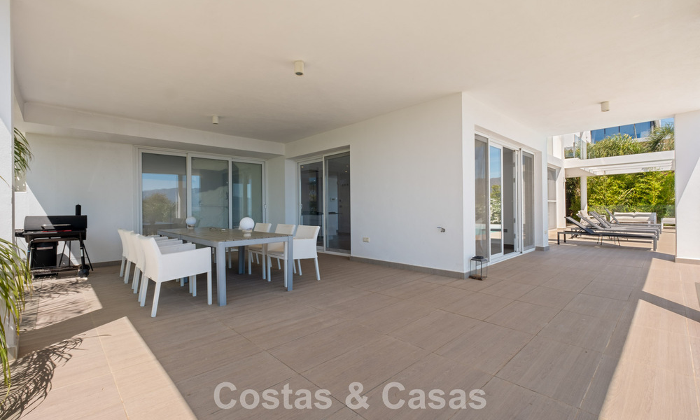 Hedendaagse luxevilla met strakke, moderne bouwstijl en adembenemend uitzicht te koop in Oost-Marbella 801215
