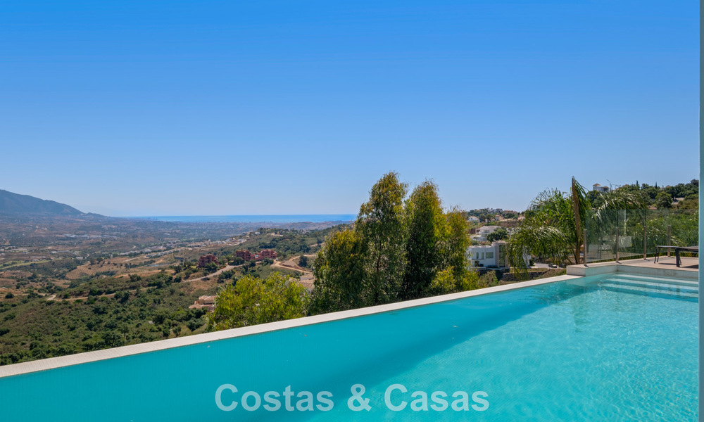 Hedendaagse luxevilla met strakke, moderne bouwstijl en adembenemend uitzicht te koop in Oost-Marbella 801221
