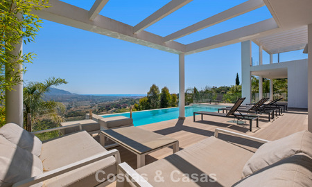 Hedendaagse luxevilla met strakke, moderne bouwstijl en adembenemend uitzicht te koop in Oost-Marbella 801222