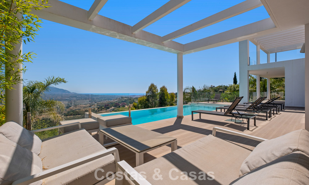 Hedendaagse luxevilla met strakke, moderne bouwstijl en adembenemend uitzicht te koop in Oost-Marbella 801222