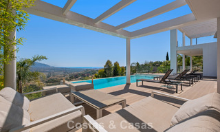 Hedendaagse luxevilla met strakke, moderne bouwstijl en adembenemend uitzicht te koop in Oost-Marbella 801222 