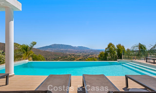 Hedendaagse luxevilla met strakke, moderne bouwstijl en adembenemend uitzicht te koop in Oost-Marbella 801225 