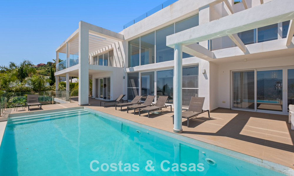 Hedendaagse luxevilla met strakke, moderne bouwstijl en adembenemend uitzicht te koop in Oost-Marbella 801227