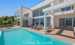 Hedendaagse luxevilla met strakke, moderne bouwstijl en adembenemend uitzicht te koop in Oost-Marbella 801227 