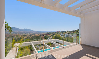 Hedendaagse luxevilla met strakke, moderne bouwstijl en adembenemend uitzicht te koop in Oost-Marbella 801229 