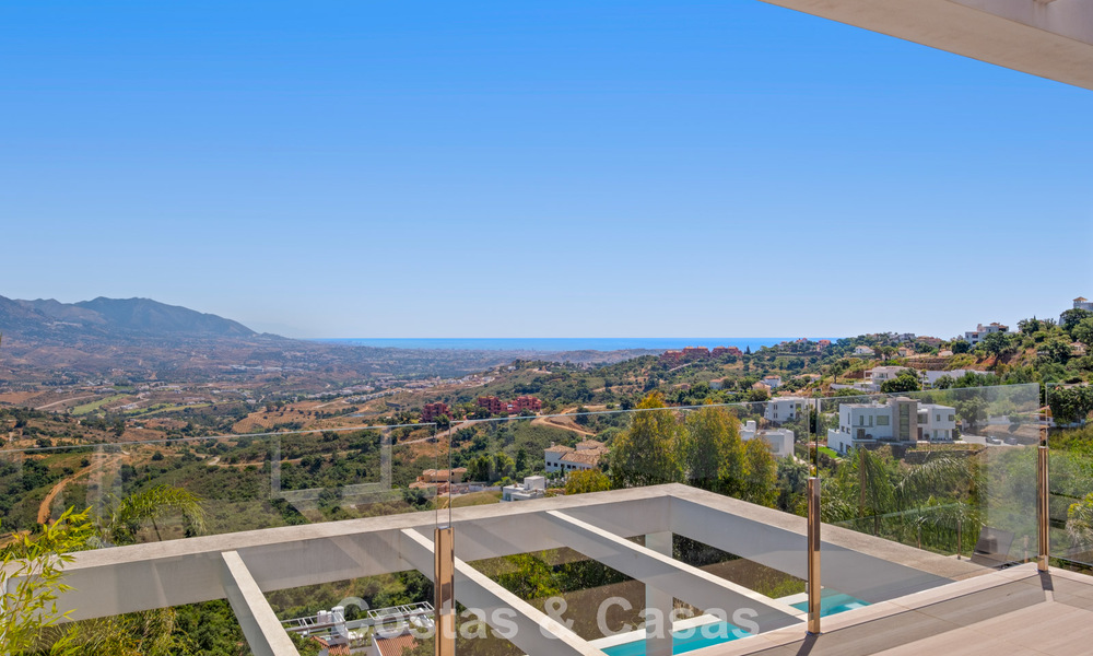 Hedendaagse luxevilla met strakke, moderne bouwstijl en adembenemend uitzicht te koop in Oost-Marbella 801231
