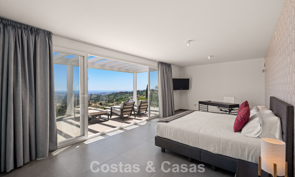 Hedendaagse luxevilla met strakke, moderne bouwstijl en adembenemend uitzicht te koop in Oost-Marbella 801233